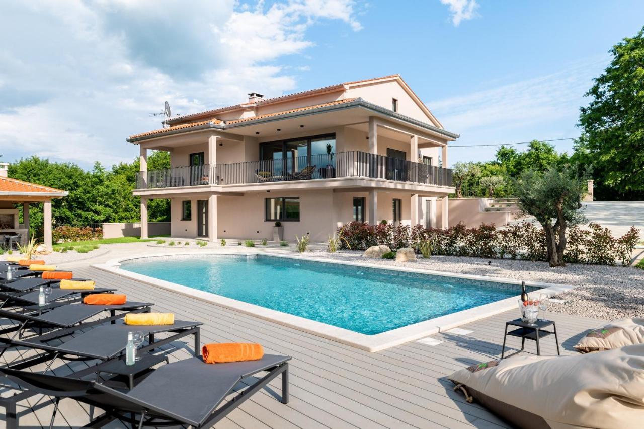 Luxury Villa Santa Cruz With Xl Pool And Jacuzzi Potpican Exterior photo